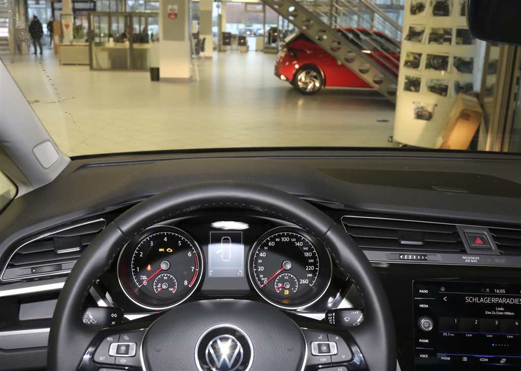 VW Touran  bei Hoffmann Automobile in Wolfsburg kaufen und sofort mitnehmen - Bild 9