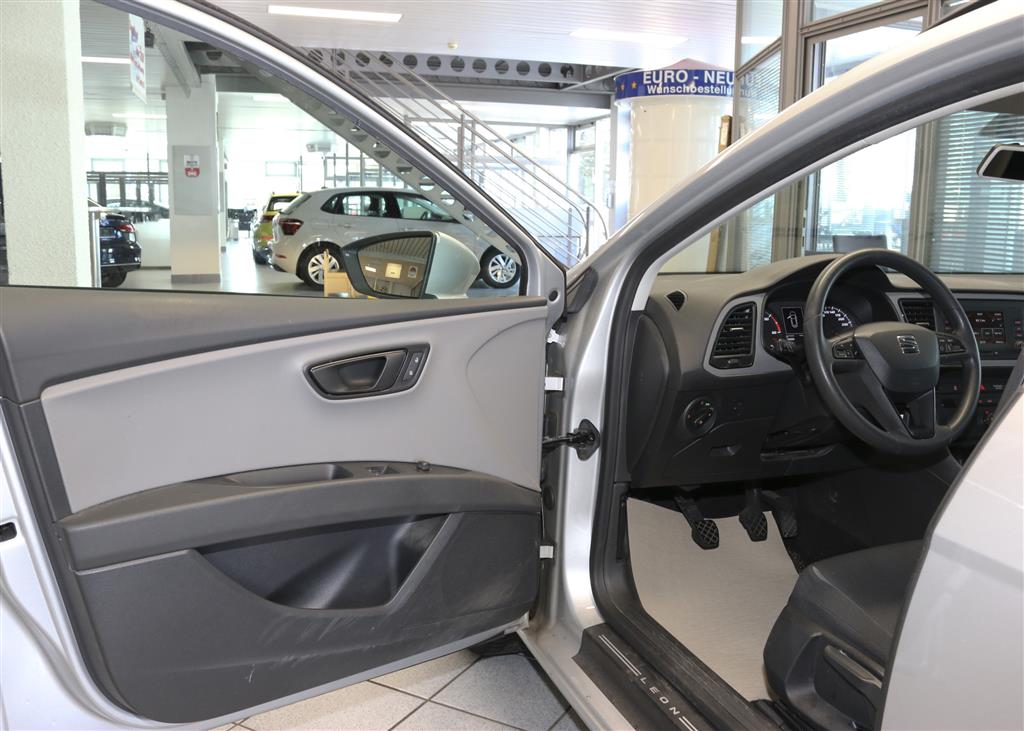 Seat Leon Sportstourer  ST  bei Hoffmann Automobile in Wolfsburg kaufen und sofort mitnehmen - Bild 11