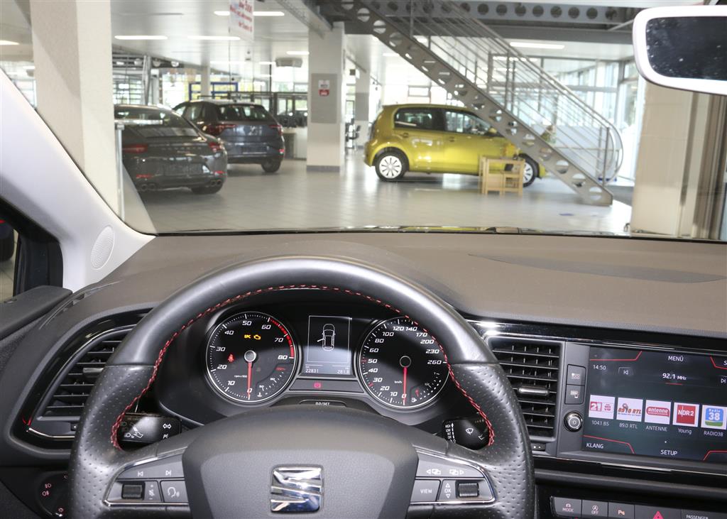 Seat Leon Sportstourer  ST  bei Hoffmann Automobile in Wolfsburg kaufen und sofort mitnehmen - Bild 10