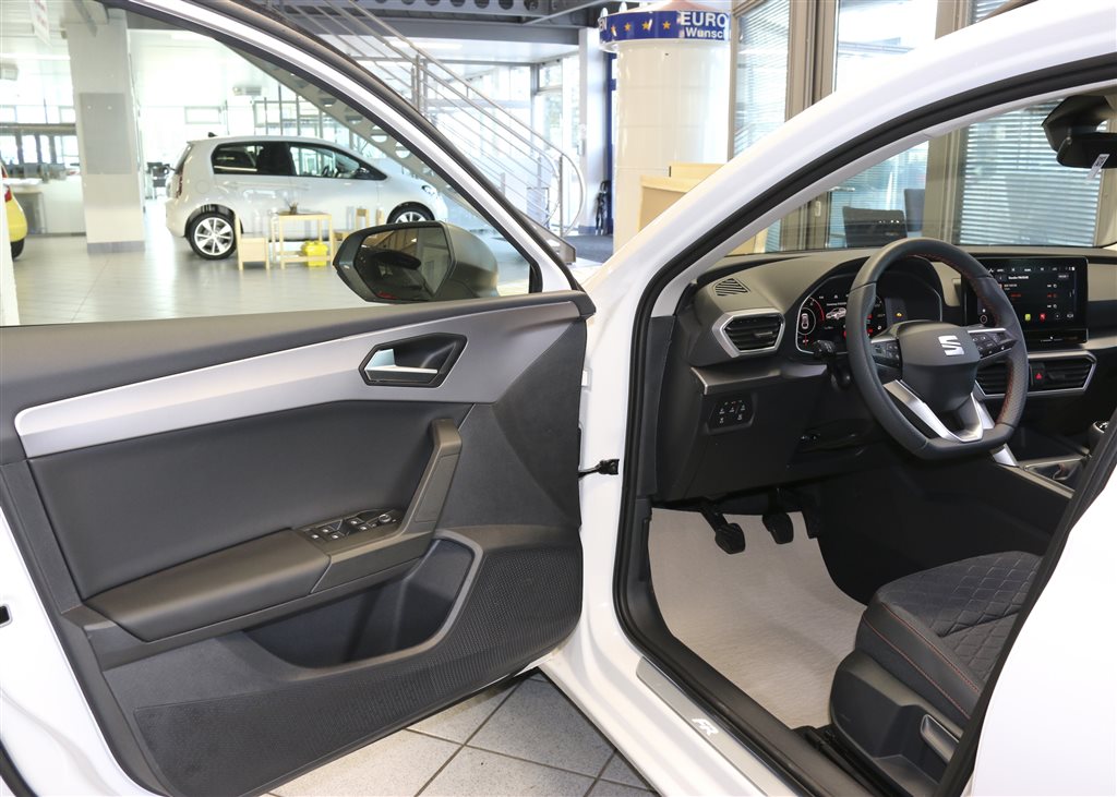 Seat Leon Sportstourer  ST  bei Hoffmann Automobile in Wolfsburg kaufen und sofort mitnehmen - Bild 14