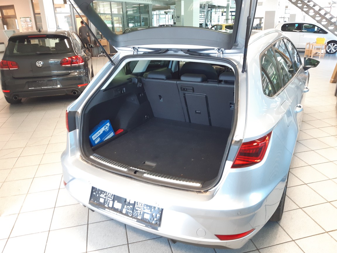 Seat Leon Sportstourer  ST  bei Hoffmann Automobile in Wolfsburg kaufen und sofort mitnehmen - Bild 2