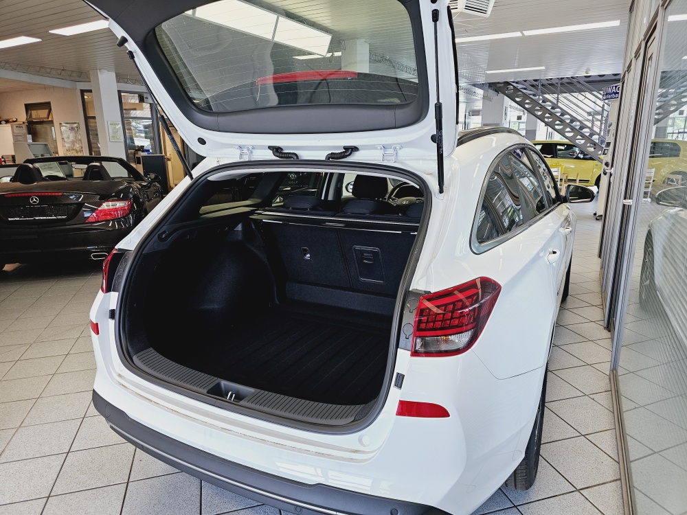 Hyundai i30 Kombi  bei Hoffmann Automobile in Wolfsburg kaufen und sofort mitnehmen - Bild 2