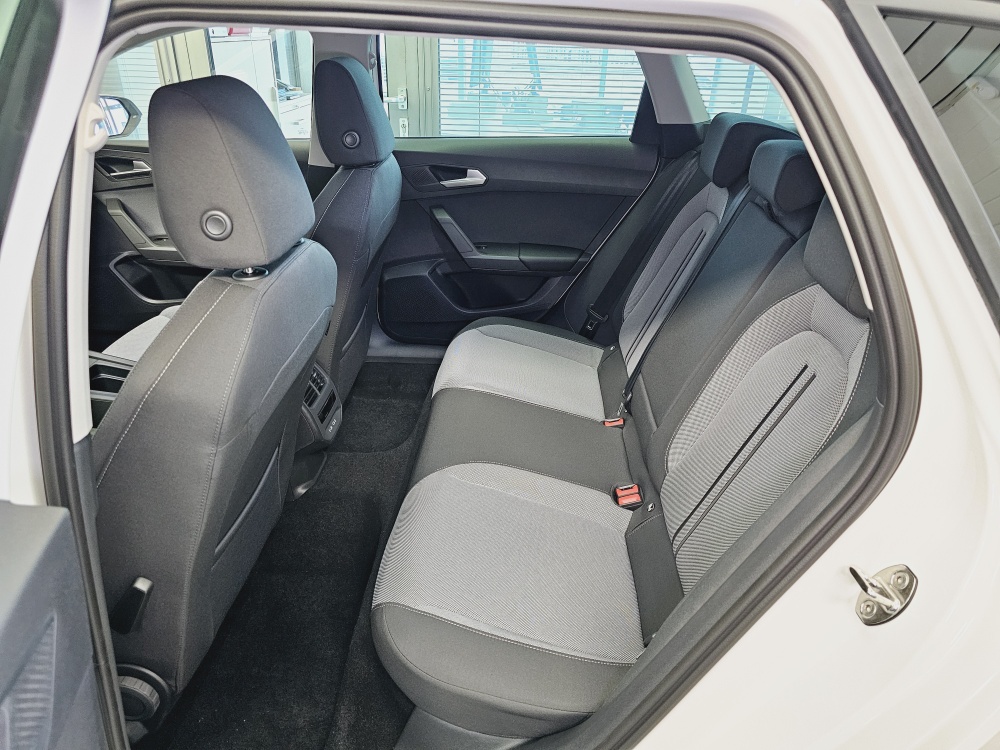 Seat Leon Sportstourer  ST  bei Hoffmann Automobile in Wolfsburg kaufen und sofort mitnehmen - Bild 4