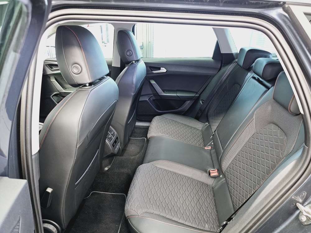 Seat Leon Sportstourer  ST  bei Hoffmann Automobile in Wolfsburg kaufen und sofort mitnehmen - Bild 4