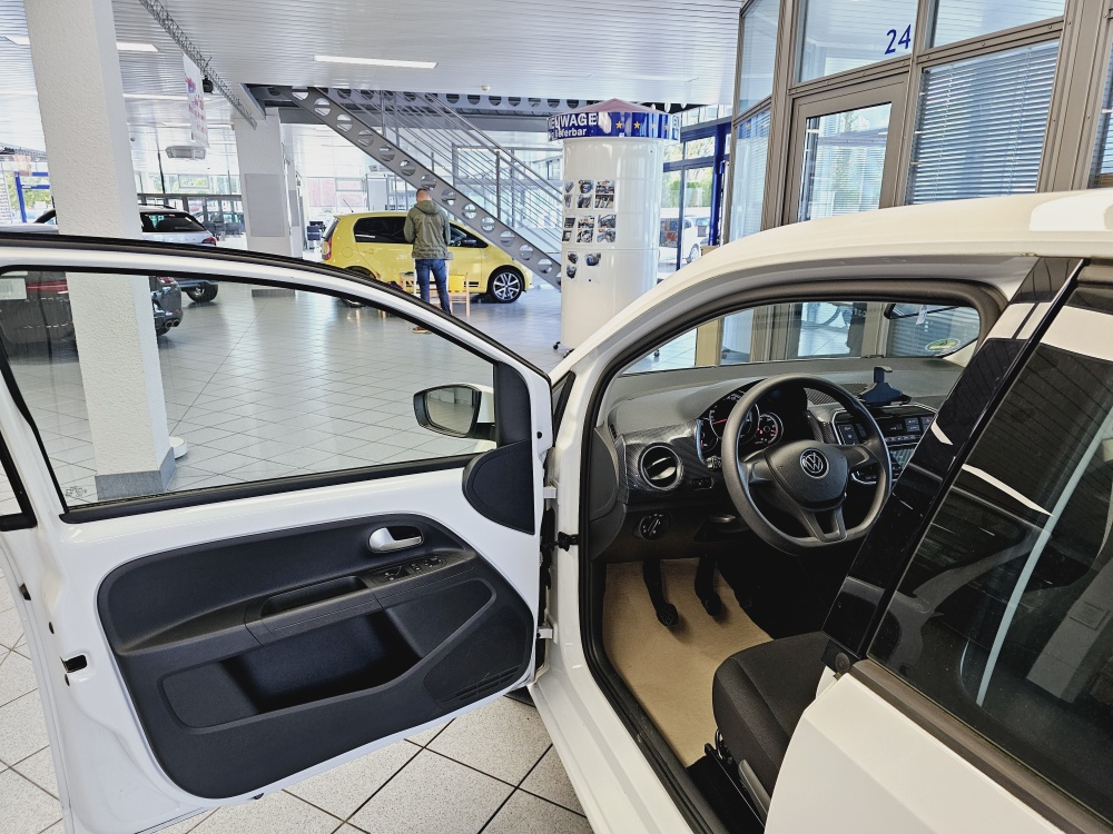 VW up!  bei Hoffmann Automobile in Wolfsburg kaufen und sofort mitnehmen - Bild 11