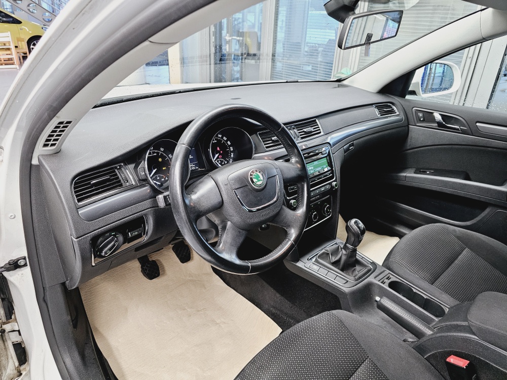 Skoda Superb Combi  bei Hoffmann Automobile in Wolfsburg kaufen und sofort mitnehmen - Bild 12