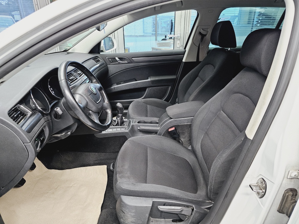Skoda Superb Combi  bei Hoffmann Automobile in Wolfsburg kaufen und sofort mitnehmen - Bild 13