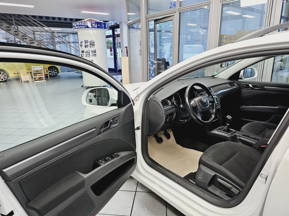 Skoda Superb Combi  bei Hoffmann Automobile in Wolfsburg kaufen und sofort mitnehmen - Bild 15