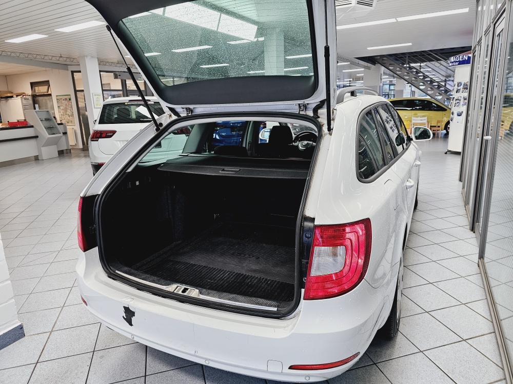 Skoda Superb Combi  bei Hoffmann Automobile in Wolfsburg kaufen und sofort mitnehmen - Bild 2