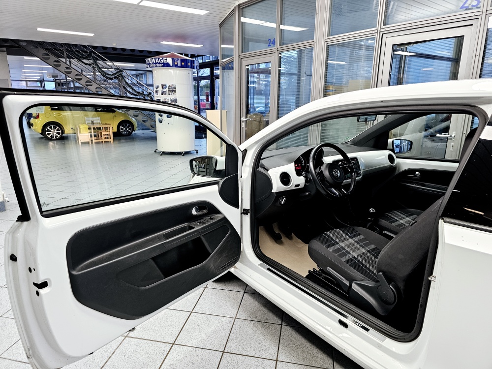 VW up!  bei Hoffmann Automobile in Wolfsburg kaufen und sofort mitnehmen - Bild 13