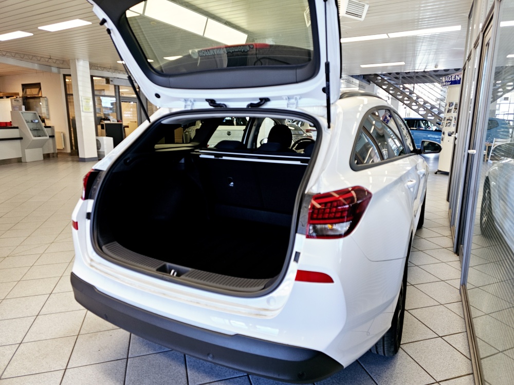 Hyundai i30 Kombi  bei Hoffmann Automobile in Wolfsburg kaufen und sofort mitnehmen - Bild 2