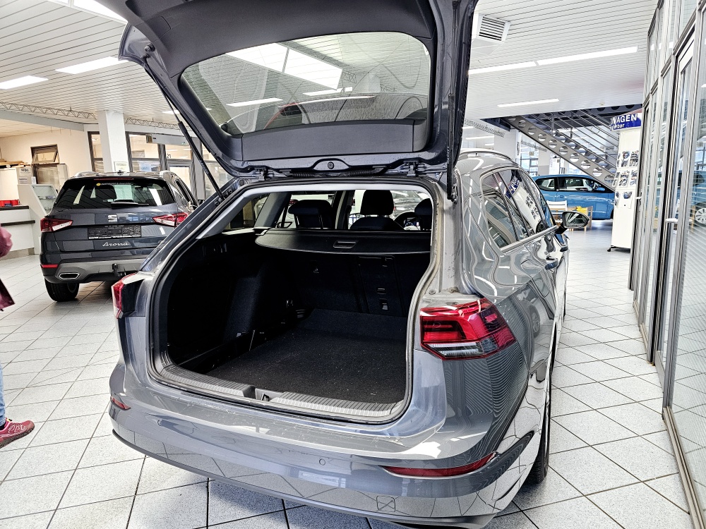 VW Golf Variant  bei Hoffmann Automobile in Wolfsburg kaufen und sofort mitnehmen - Bild 2
