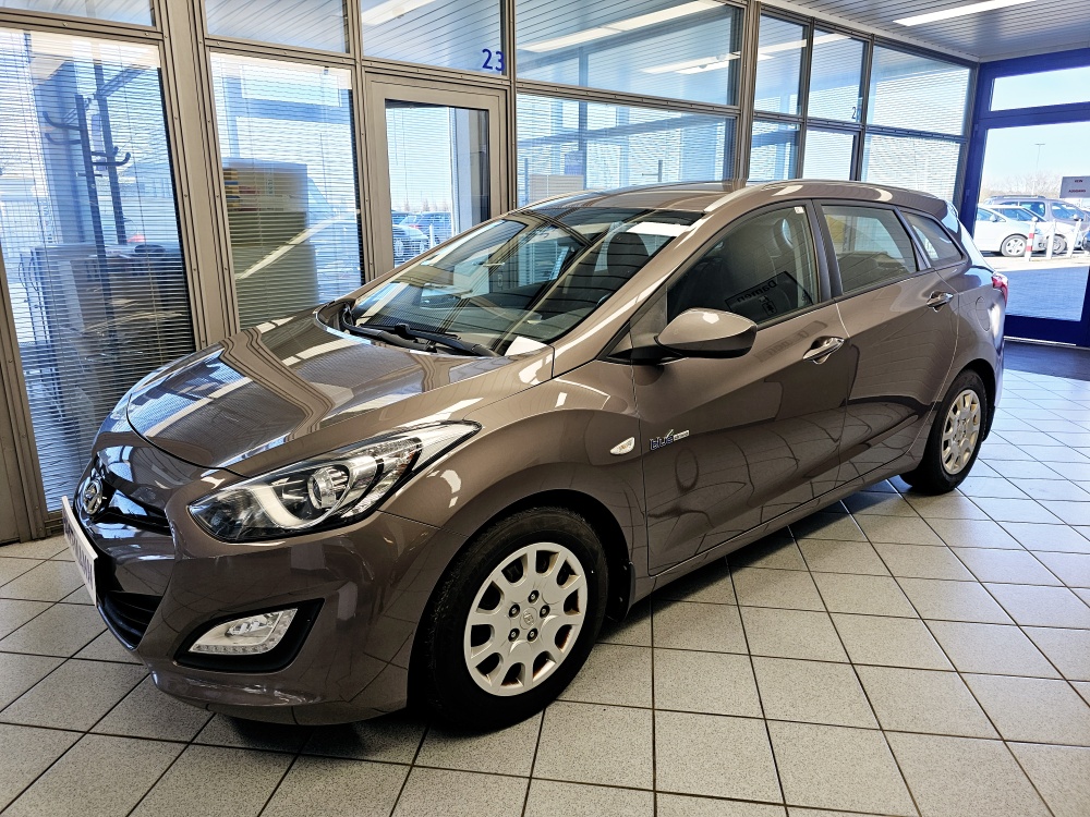 Hyundai i30 Kombi Comfort für nur 5.800,- € bei Hoffmann Automobile in Wolfsburg kaufen und sofort mitnehmen