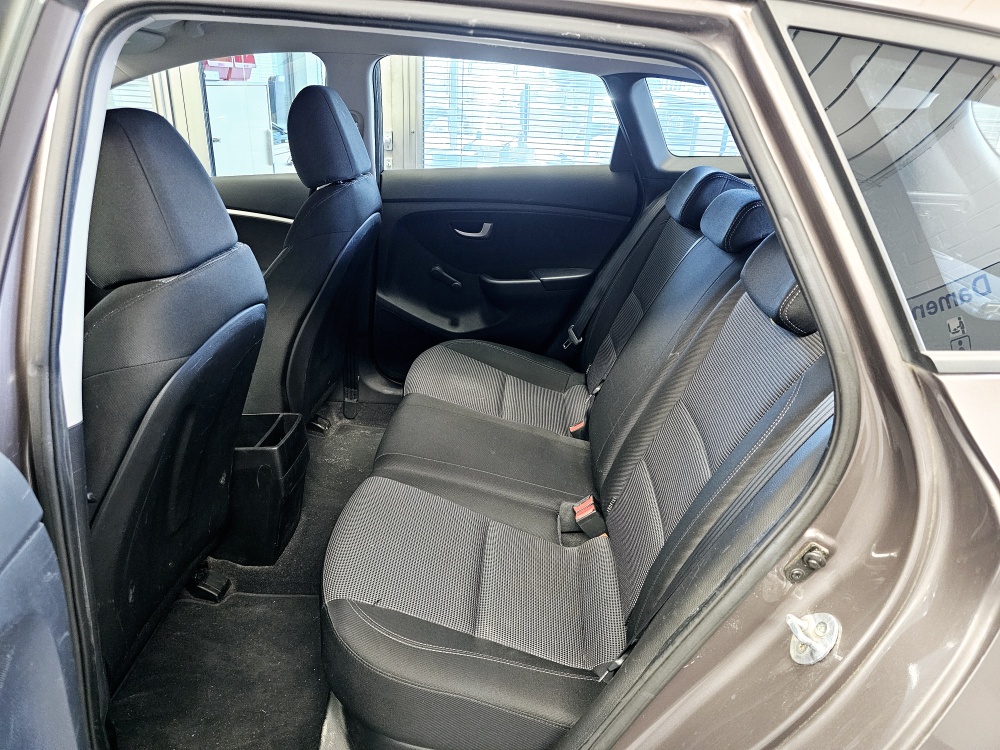 Hyundai i30 Kombi  bei Hoffmann Automobile in Wolfsburg kaufen und sofort mitnehmen - Bild 4