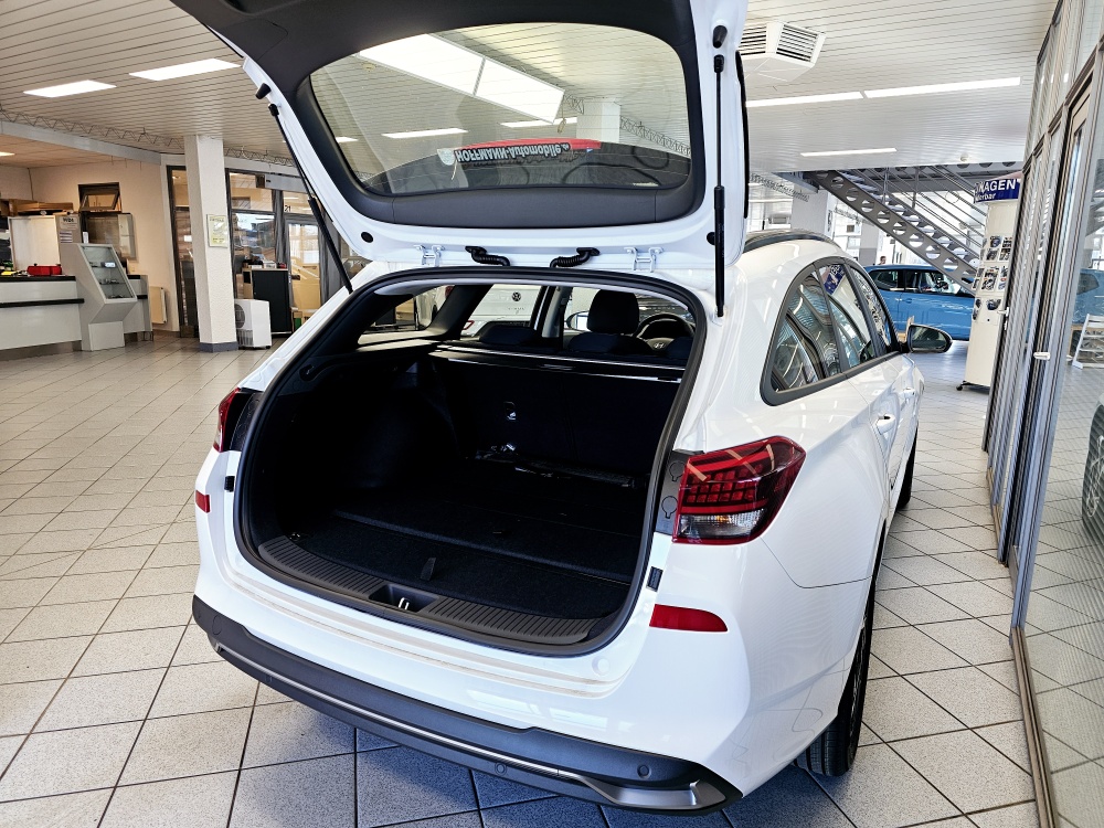 Hyundai i30 Kombi  bei Hoffmann Automobile in Wolfsburg kaufen und sofort mitnehmen - Bild 2