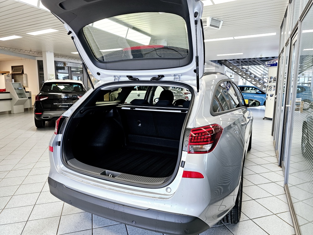 Hyundai i30 Kombi  bei Hoffmann Automobile in Wolfsburg kaufen und sofort mitnehmen - Bild 2
