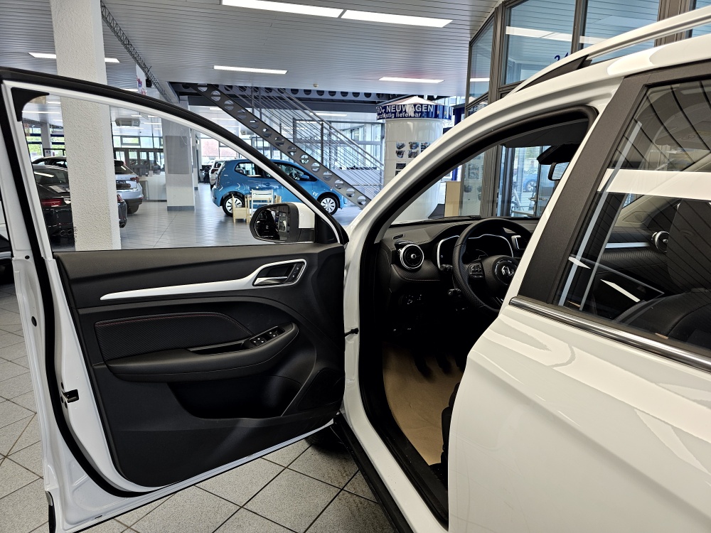 MG ZS  bei Hoffmann Automobile in Wolfsburg kaufen und sofort mitnehmen - Bild 17