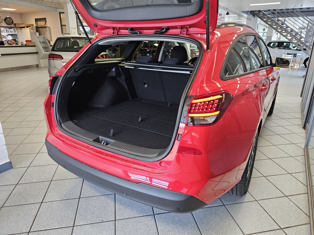 Hyundai i30 Kombi  bei Hoffmann Automobile in Wolfsburg kaufen und sofort mitnehmen - Bild 2