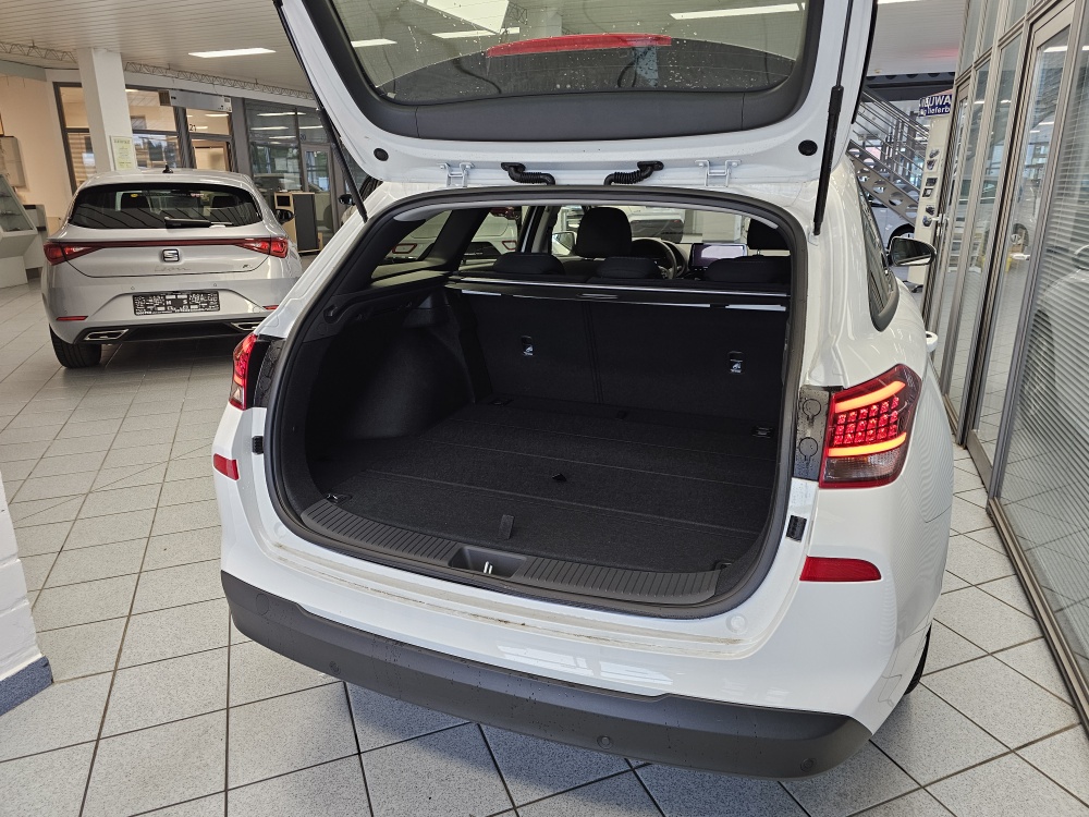 Hyundai i30 Kombi  bei Hoffmann Automobile in Wolfsburg kaufen und sofort mitnehmen - Bild 2