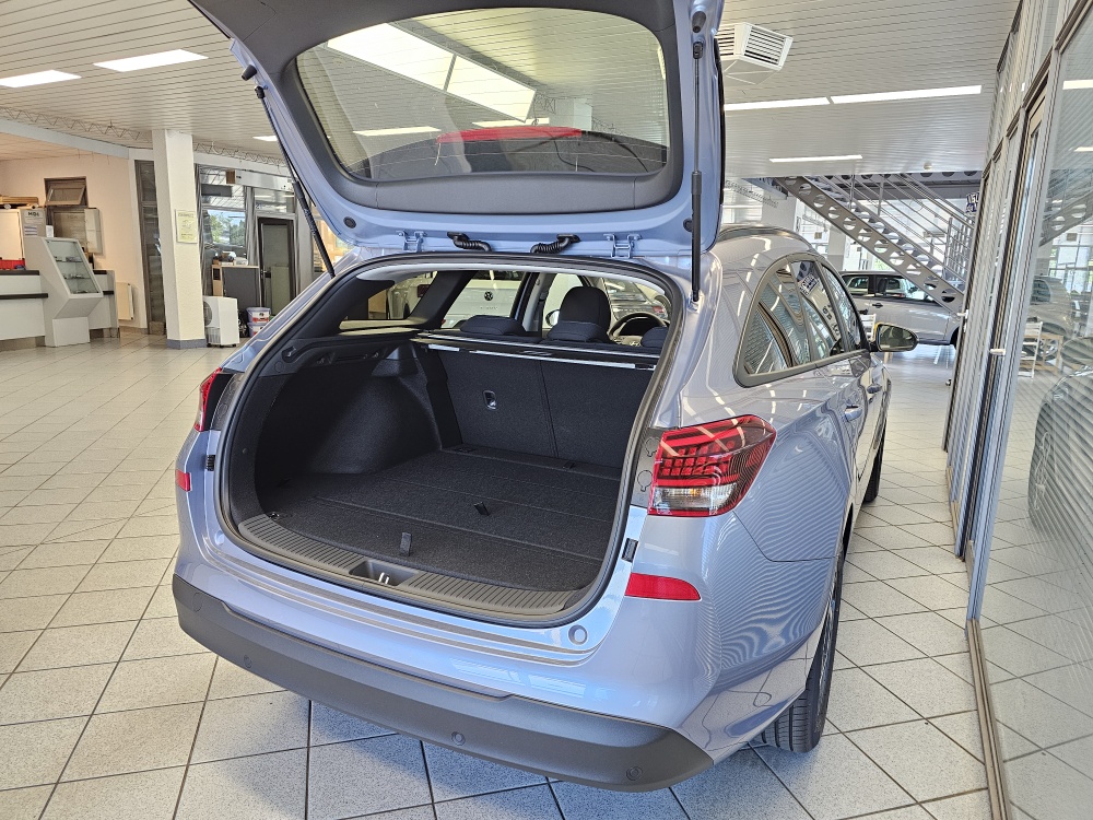 Hyundai i30 Kombi  bei Hoffmann Automobile in Wolfsburg kaufen und sofort mitnehmen - Bild 2