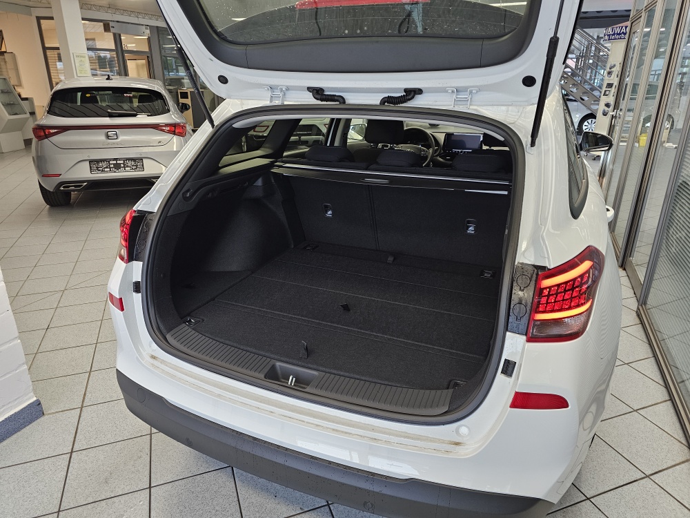 Hyundai i30 Kombi  bei Hoffmann Automobile in Wolfsburg kaufen und sofort mitnehmen - Bild 2