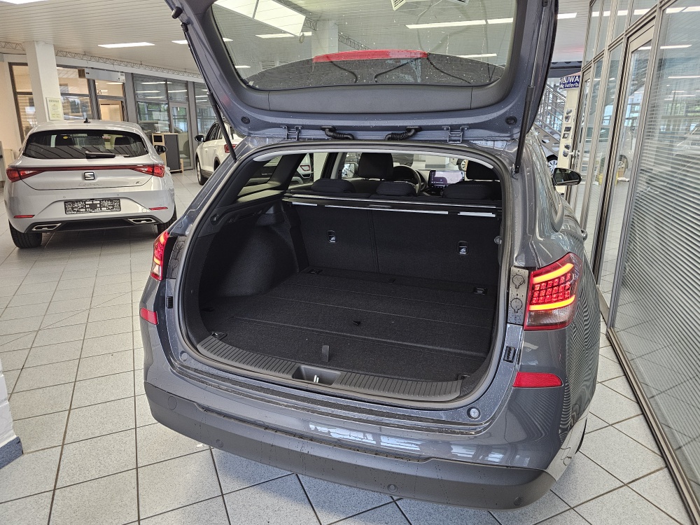 Hyundai i30 Kombi  bei Hoffmann Automobile in Wolfsburg kaufen und sofort mitnehmen - Bild 2