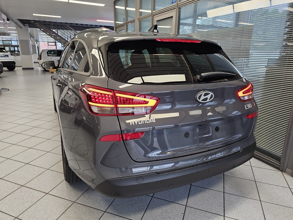 Hyundai i30 Kombi  bei Hoffmann Automobile in Wolfsburg kaufen und sofort mitnehmen - Bild 3