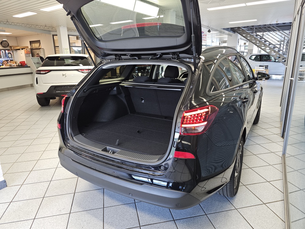 Hyundai i30 Kombi  bei Hoffmann Automobile in Wolfsburg kaufen und sofort mitnehmen - Bild 2