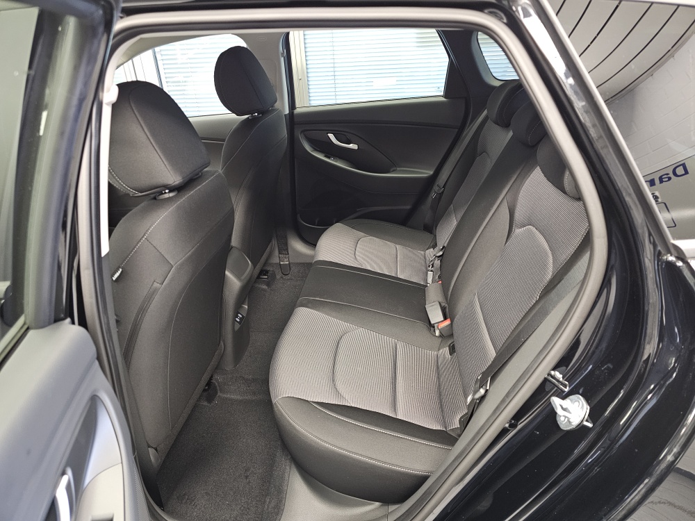 Hyundai i30 Kombi  bei Hoffmann Automobile in Wolfsburg kaufen und sofort mitnehmen - Bild 4
