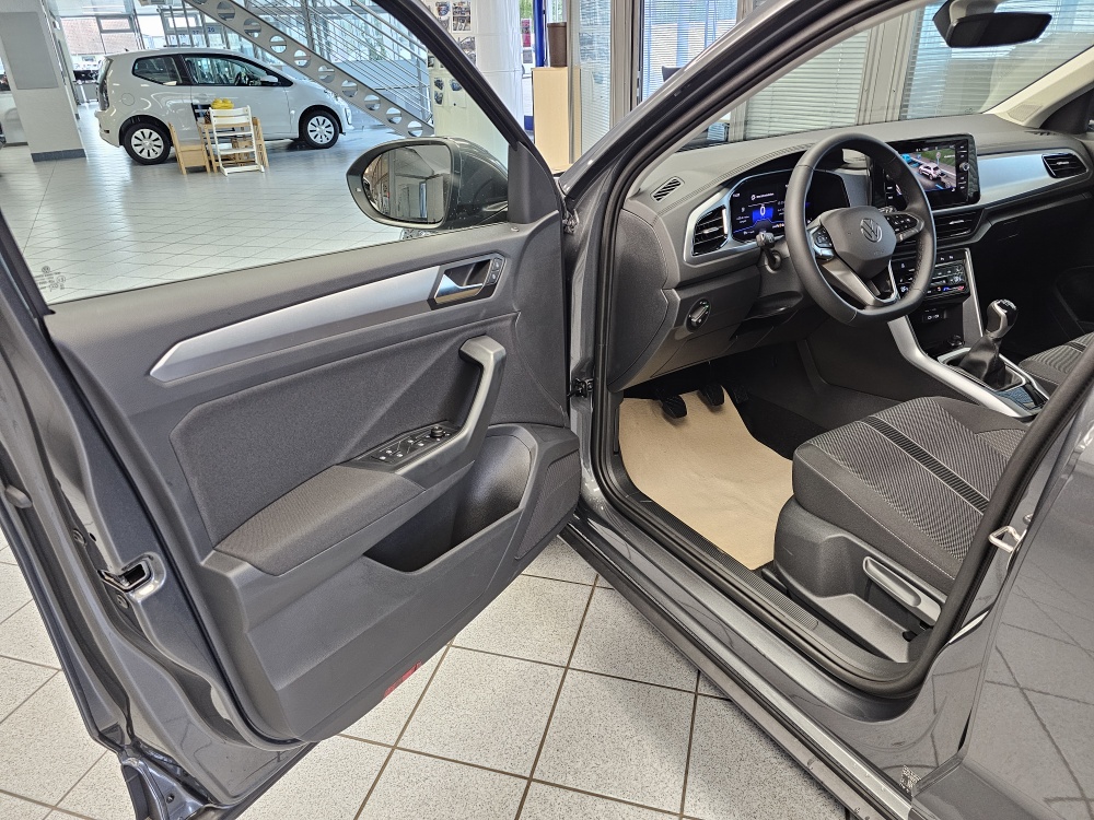 VW T-Roc bei Hoffmann Automobile in Wolfsburg kaufen und sofort mitnehmen - Bild 24