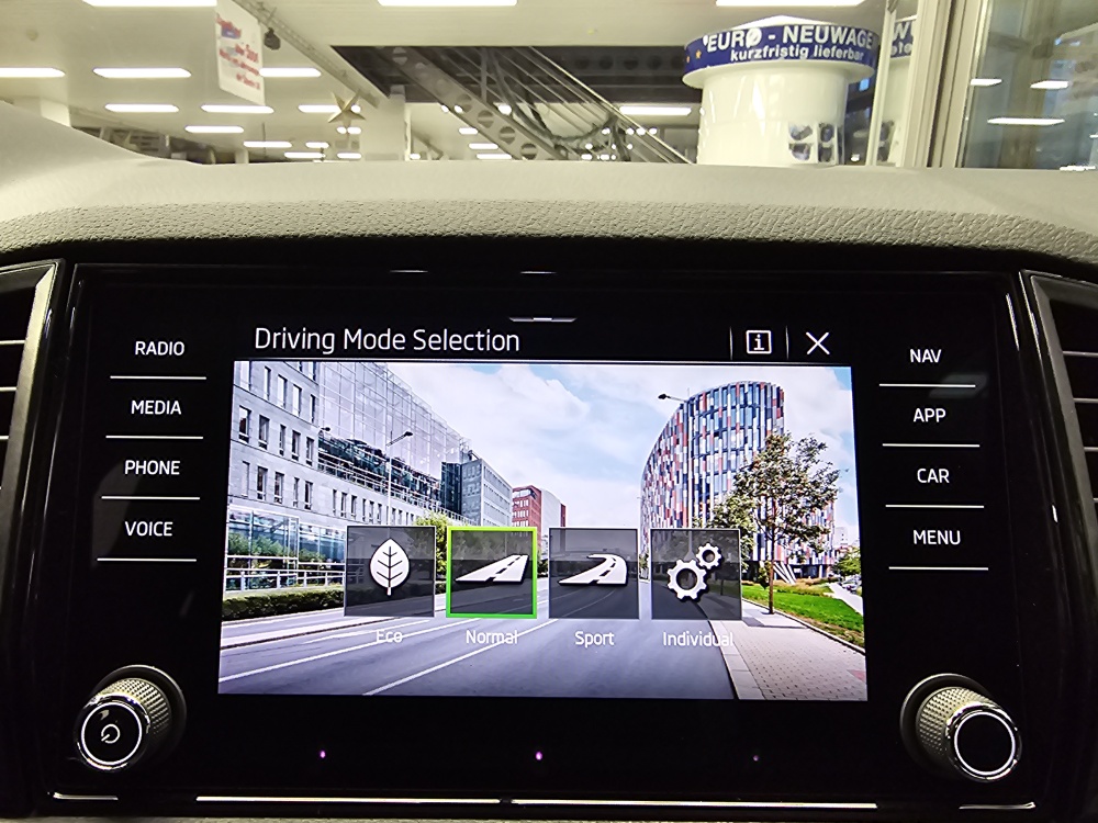 Skoda Karoq  bei Hoffmann Automobile in Wolfsburg kaufen und sofort mitnehmen - Bild 22