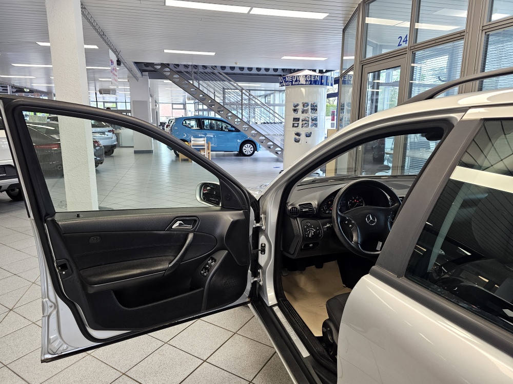 Mercedes-Benz C 180 T  bei Hoffmann Automobile in Wolfsburg kaufen und sofort mitnehmen - Bild 12