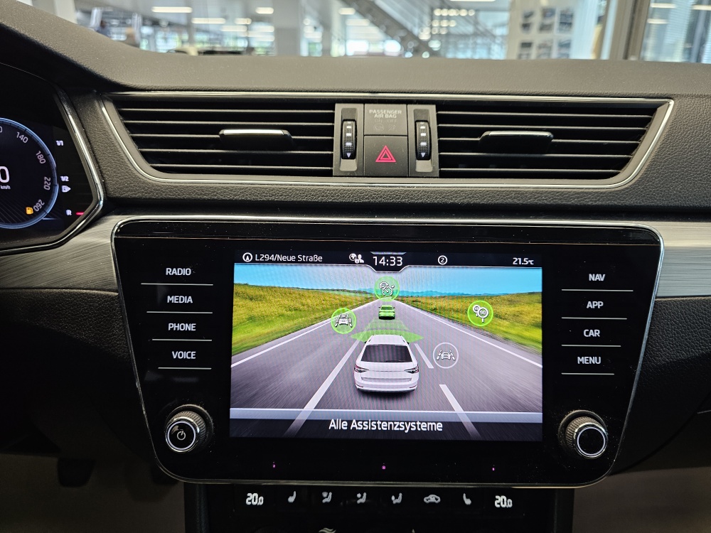 Skoda Superb Combi  bei Hoffmann Automobile in Wolfsburg kaufen und sofort mitnehmen - Bild 9