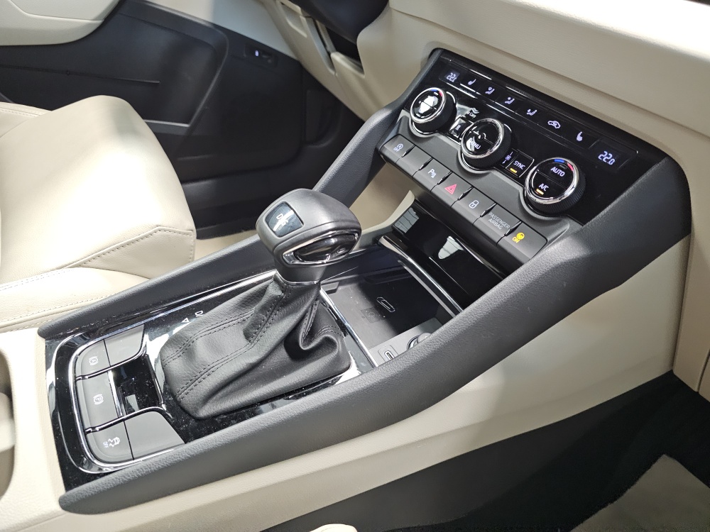Skoda Karoq  bei Hoffmann Automobile in Wolfsburg kaufen und sofort mitnehmen - Bild 10