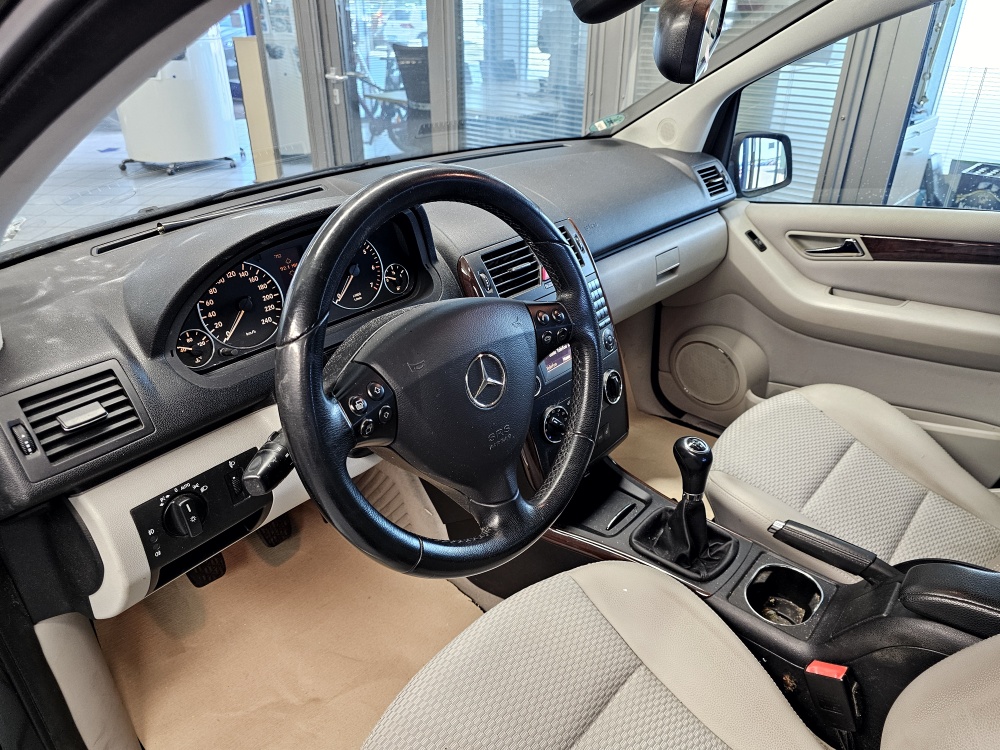 Mercedes-Benz A 180  bei Hoffmann Automobile in Wolfsburg kaufen und sofort mitnehmen - Bild 11
