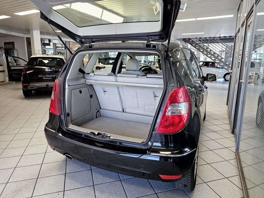 Mercedes-Benz A 180  bei Hoffmann Automobile in Wolfsburg kaufen und sofort mitnehmen - Bild 2
