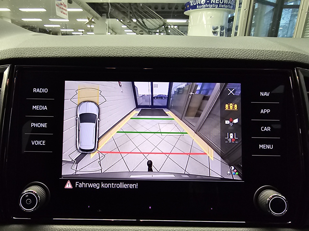 Skoda Karoq  bei Hoffmann Automobile in Wolfsburg kaufen und sofort mitnehmen - Bild 17