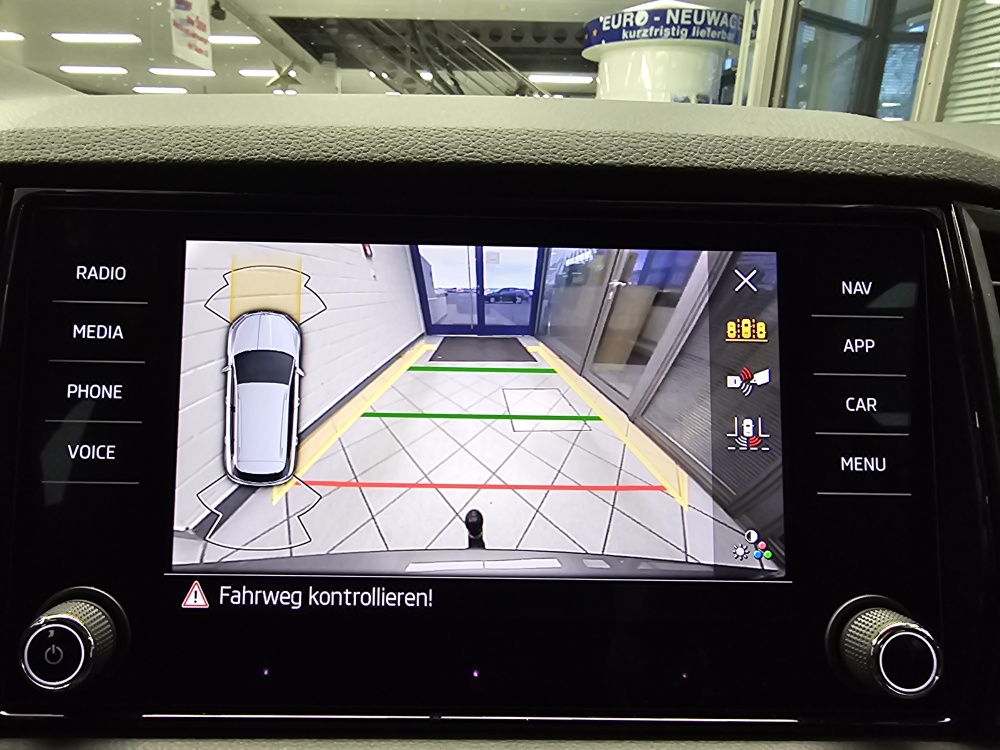 Skoda Karoq  bei Hoffmann Automobile in Wolfsburg kaufen und sofort mitnehmen - Bild 17