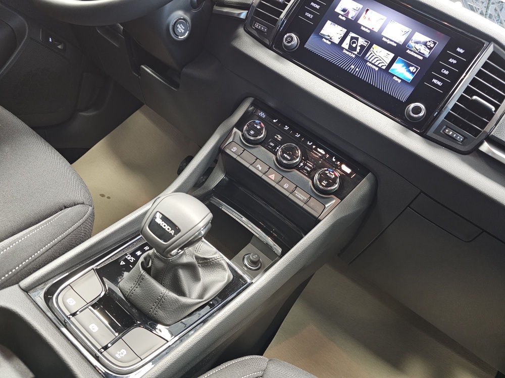 Skoda Karoq  bei Hoffmann Automobile in Wolfsburg kaufen und sofort mitnehmen - Bild 9