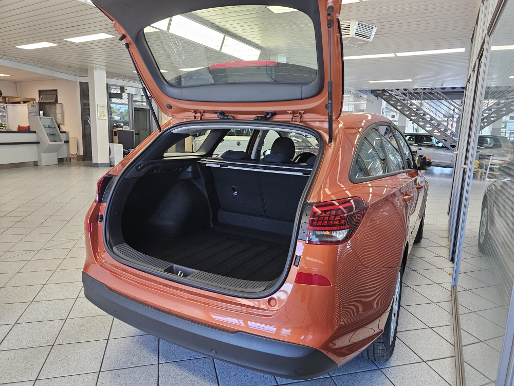 Hyundai i30 Kombi  bei Hoffmann Automobile in Wolfsburg kaufen und sofort mitnehmen - Bild 2
