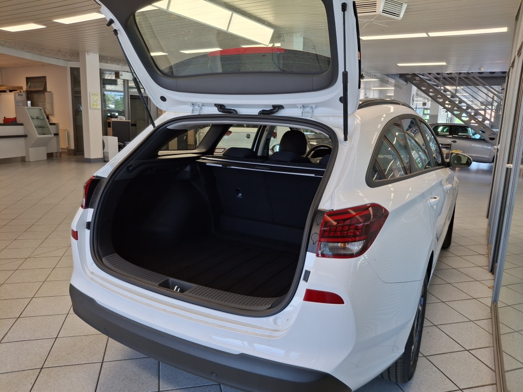 Hyundai i30 Kombi  bei Hoffmann Automobile in Wolfsburg kaufen und sofort mitnehmen - Bild 2