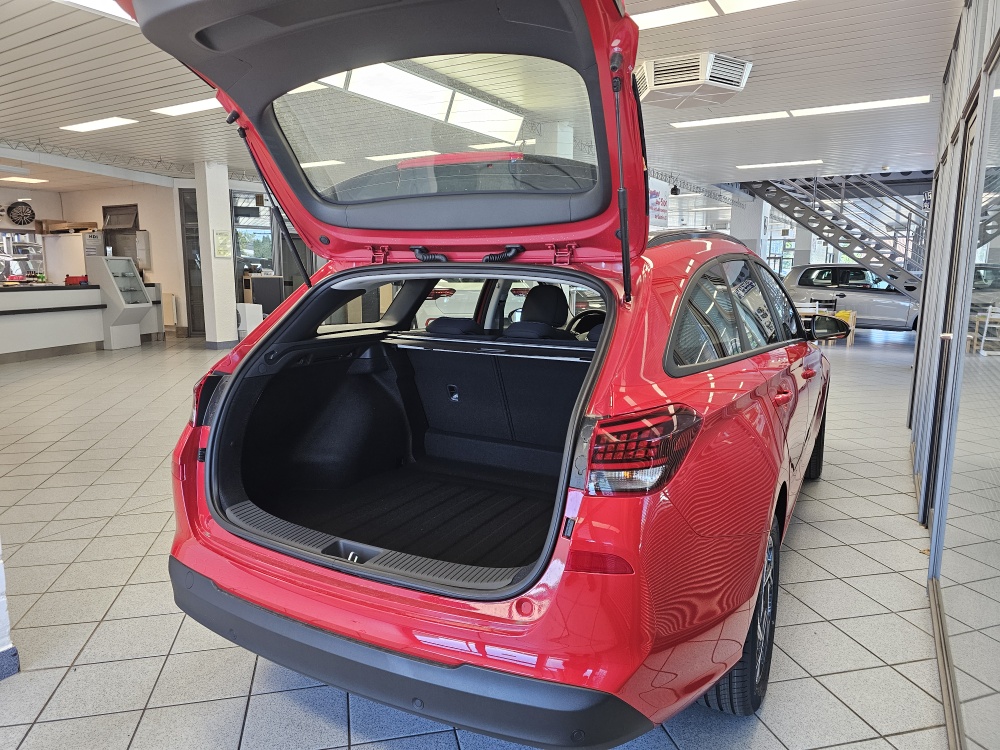Hyundai i30 Kombi  bei Hoffmann Automobile in Wolfsburg kaufen und sofort mitnehmen - Bild 2