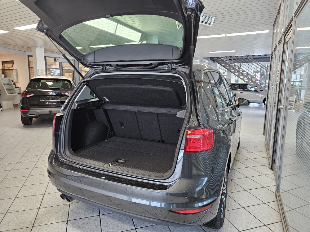 VW Golf Sportsvan  bei Hoffmann Automobile in Wolfsburg kaufen und sofort mitnehmen - Bild 2