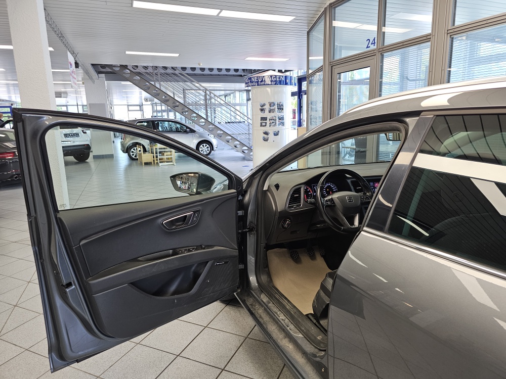 Seat Leon Sportstourer  ST  bei Hoffmann Automobile in Wolfsburg kaufen und sofort mitnehmen - Bild 16