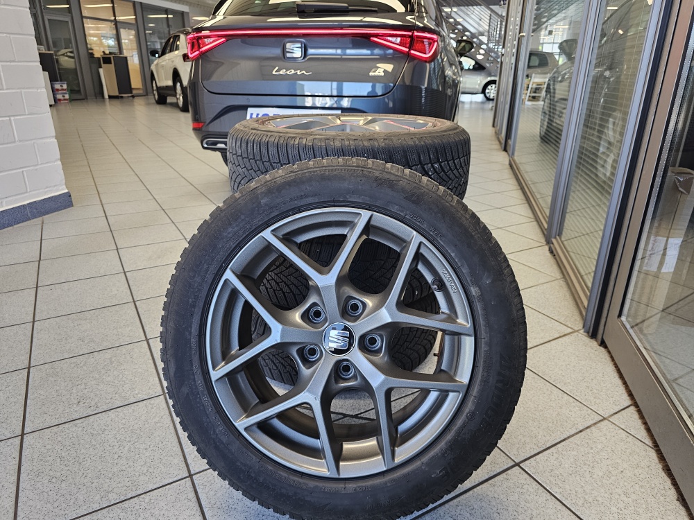 Seat Leon Sportstourer  ST  bei Hoffmann Automobile in Wolfsburg kaufen und sofort mitnehmen - Bild 4