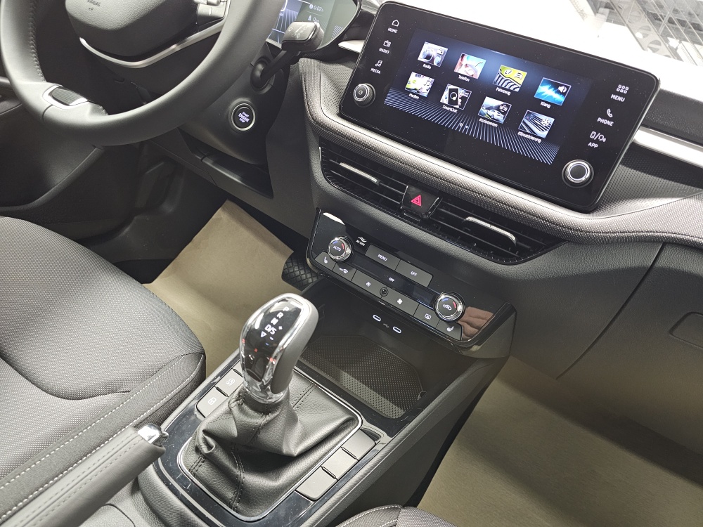 Skoda Fabia  bei Hoffmann Automobile in Wolfsburg kaufen und sofort mitnehmen - Bild 6