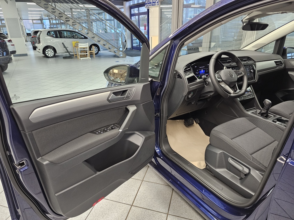 VW Touran bei Hoffmann Automobile in Wolfsburg kaufen und sofort mitnehmen - Bild 26