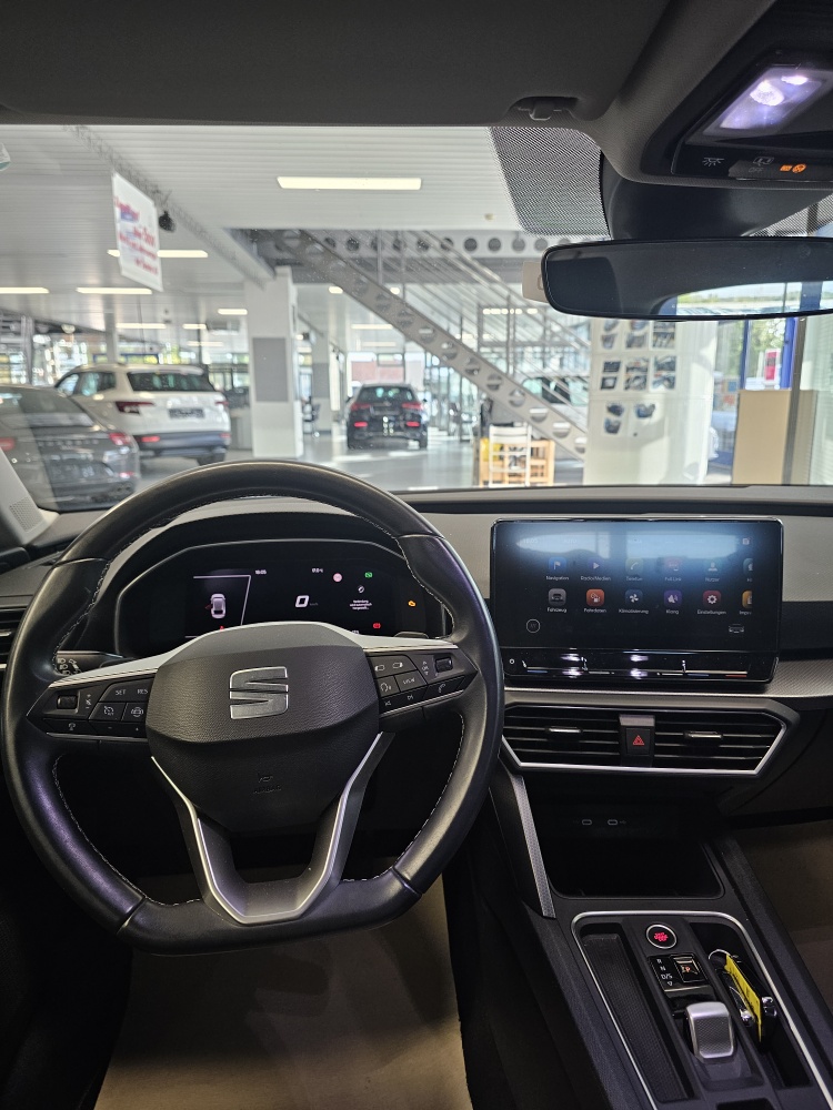 Seat Leon Sportstourer  ST  bei Hoffmann Automobile in Wolfsburg kaufen und sofort mitnehmen - Bild 5