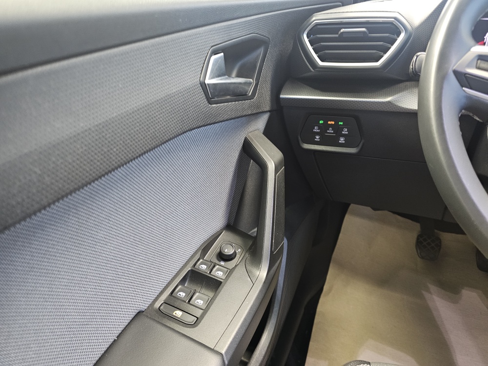 Seat Leon Sportstourer  ST  bei Hoffmann Automobile in Wolfsburg kaufen und sofort mitnehmen - Bild 17