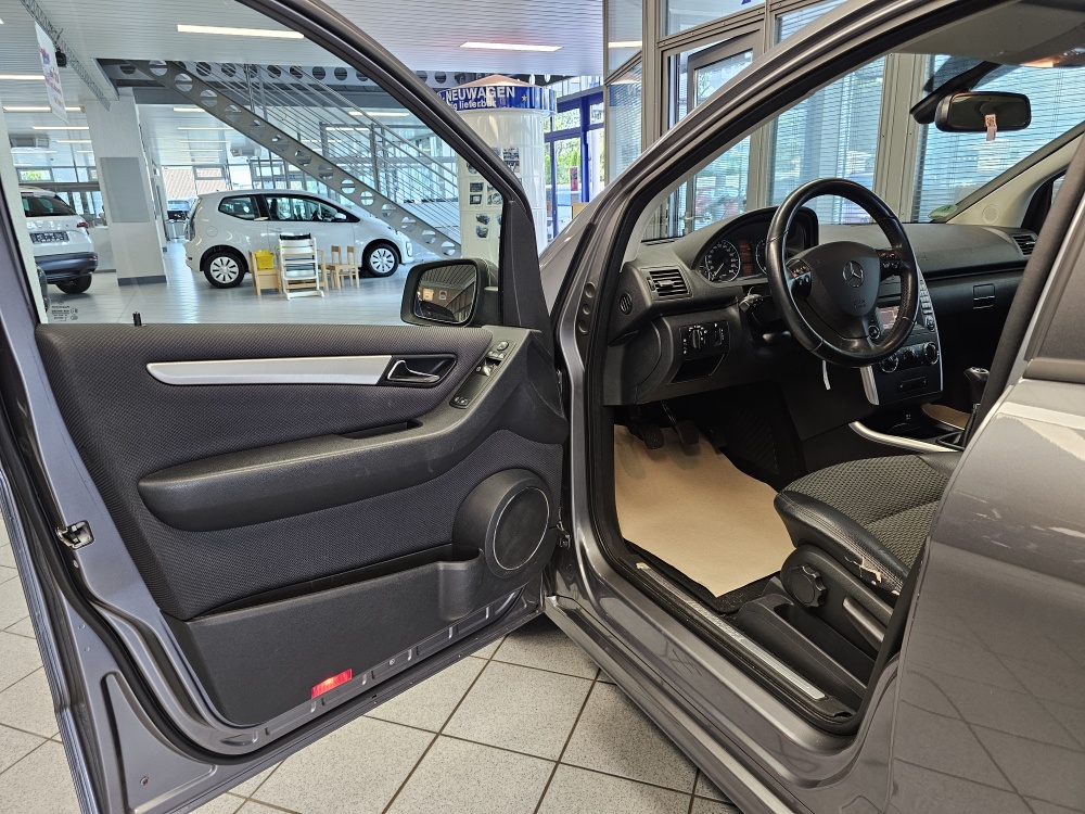 Mercedes-Benz A 180  bei Hoffmann Automobile in Wolfsburg kaufen und sofort mitnehmen - Bild 15